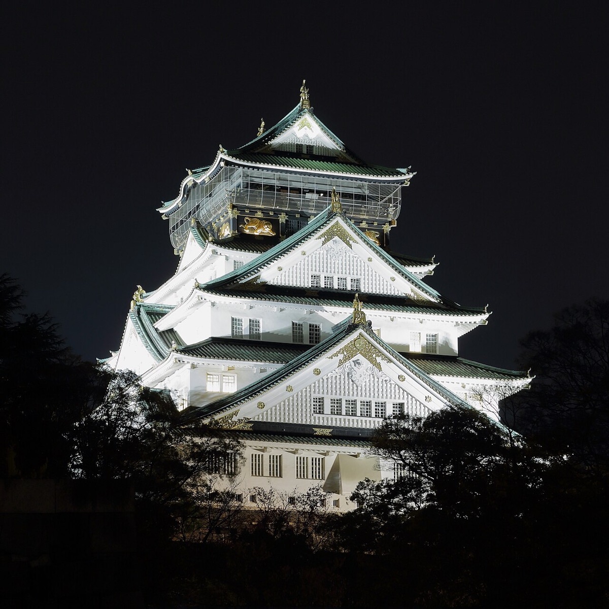 夜の大阪城ライトアップ
