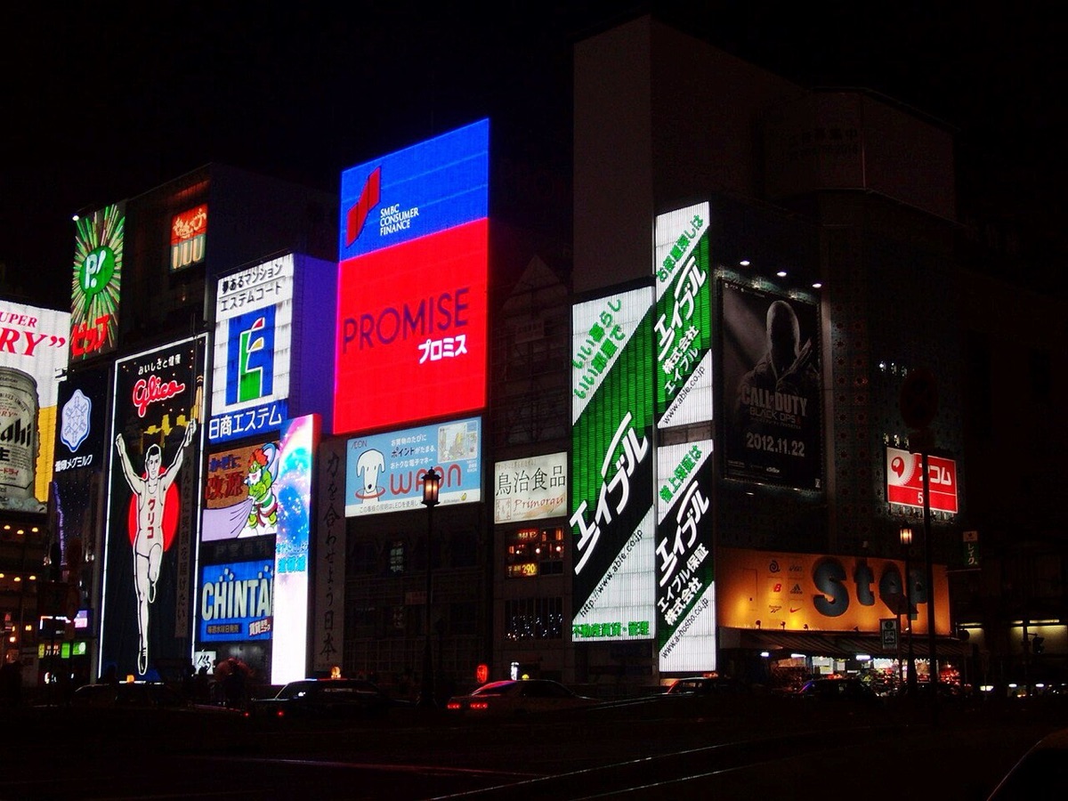 夜の道頓堀のネオンサイン